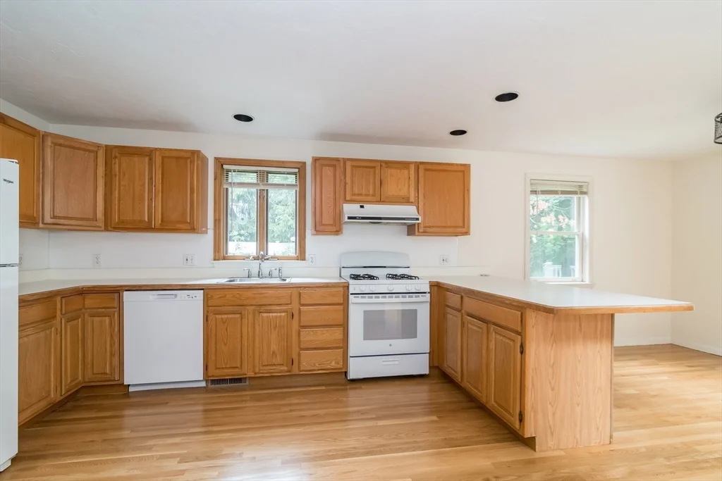 4 Randall Ct, Natick