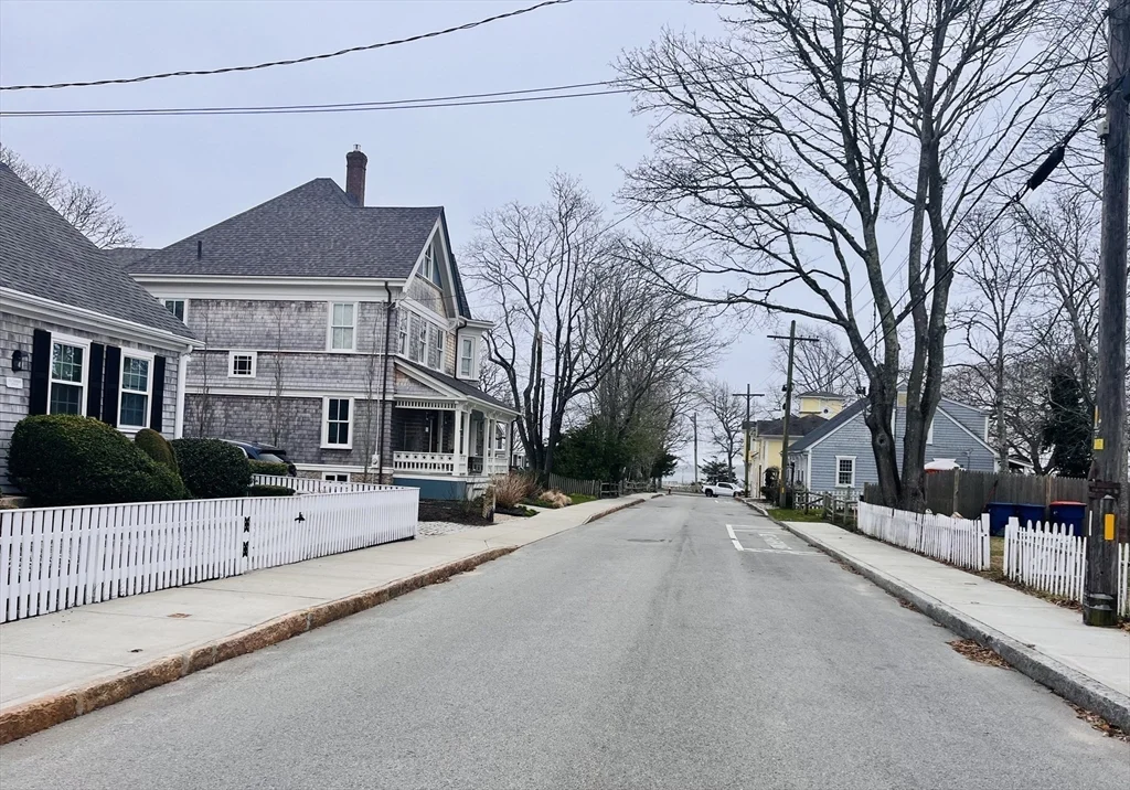 12 Pearl St, Mattapoisett