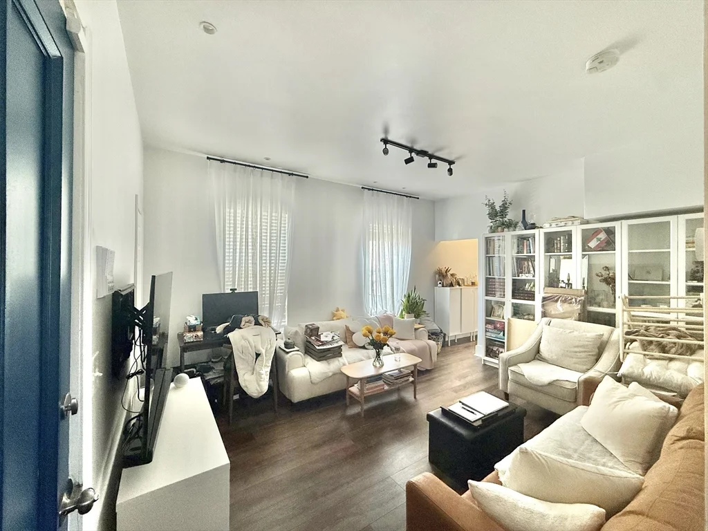 13 Schuyler St, Roxbury