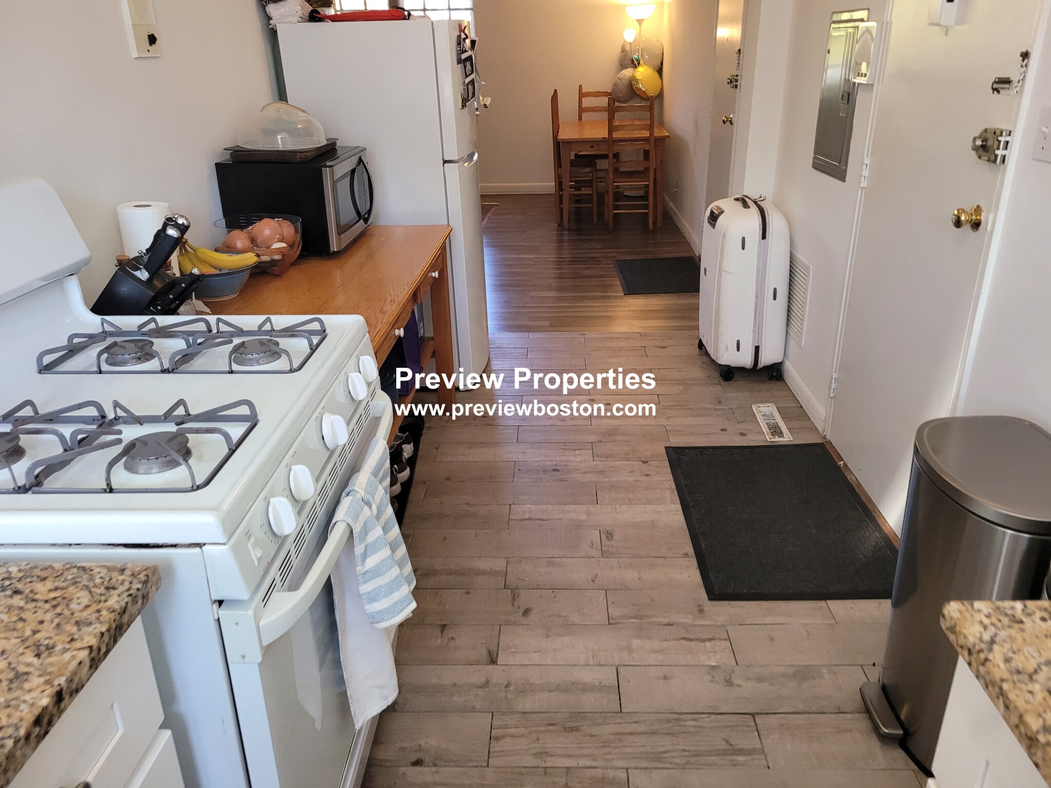 103 Lake Shore Rd, Oak Square