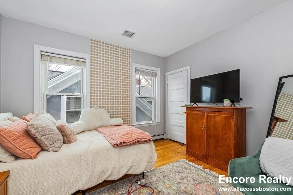 44 Hillside St, Mission Hill