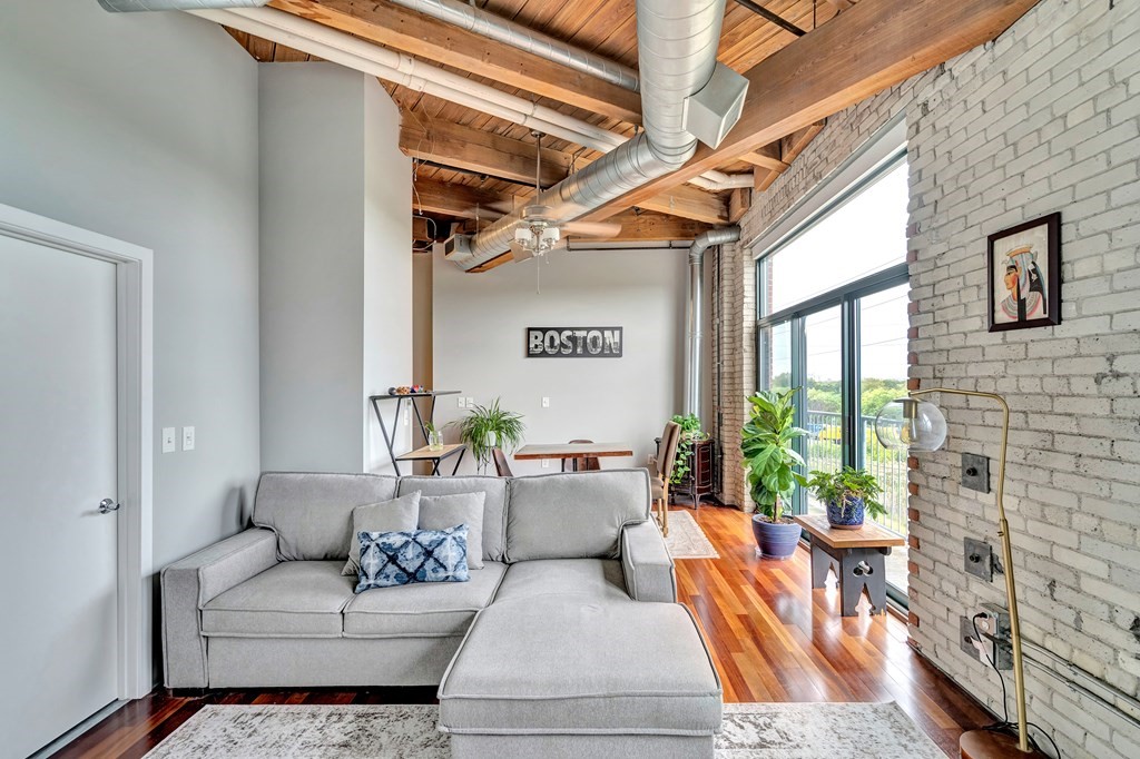 43 Charlton, Everett