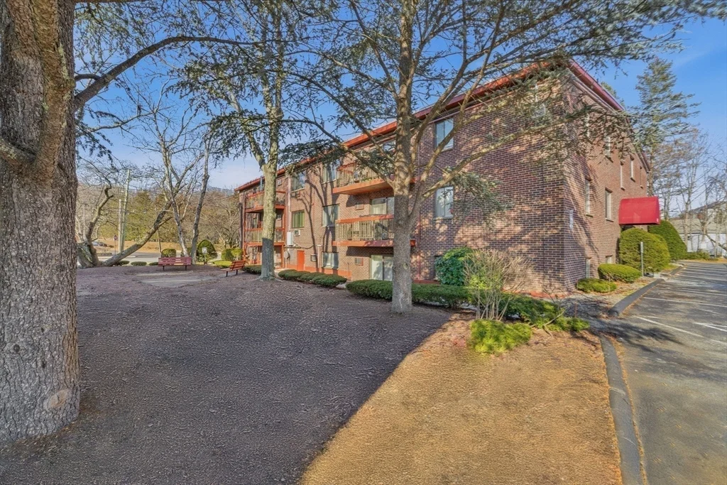 1011 Main St, Woburn