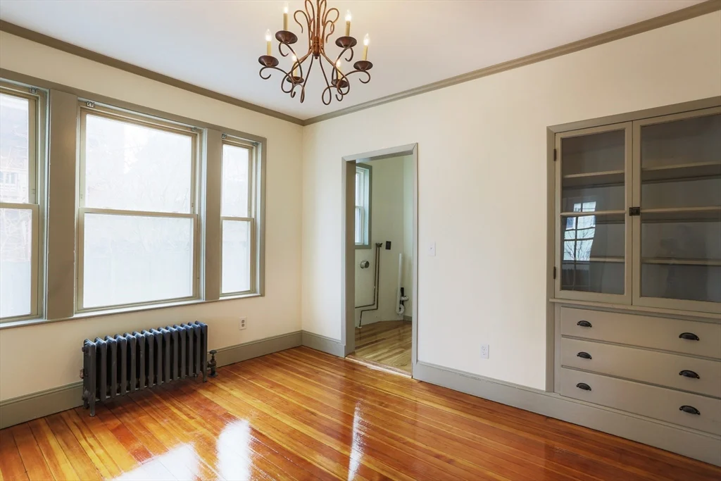 31 Roslyn, Salem