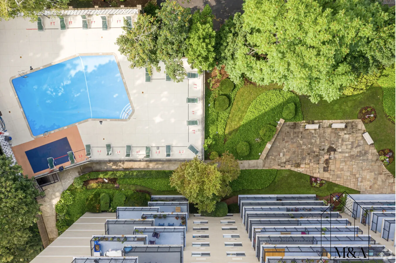 101 Monmouth St, Longwood