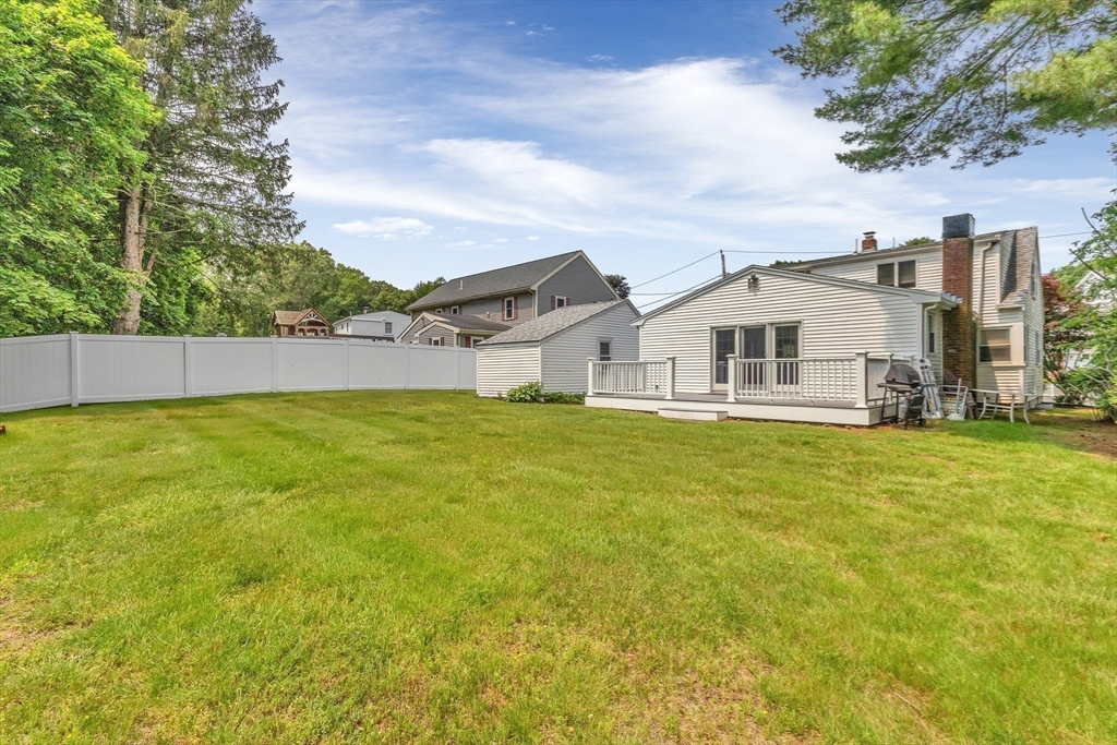 4 Oakridge Ave, Natick