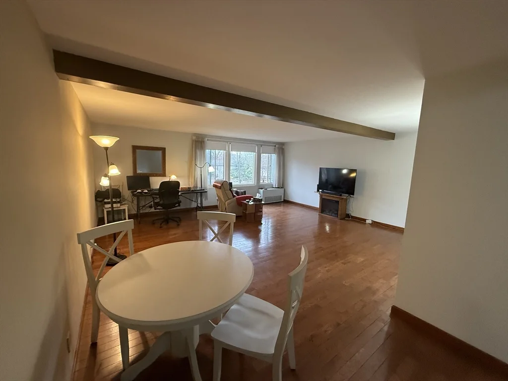 4 Longwood Dr, Andover