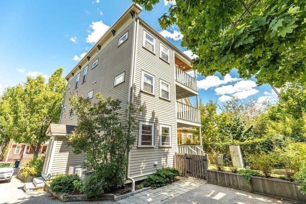 136 Hudson St, Powder House Square