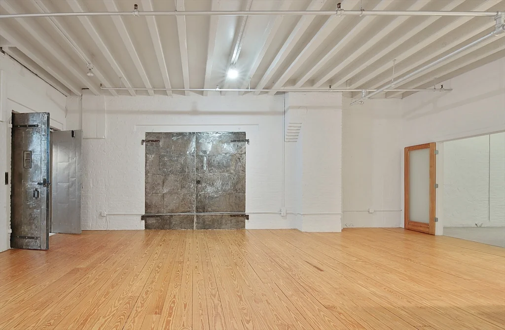 107 South, Leather District