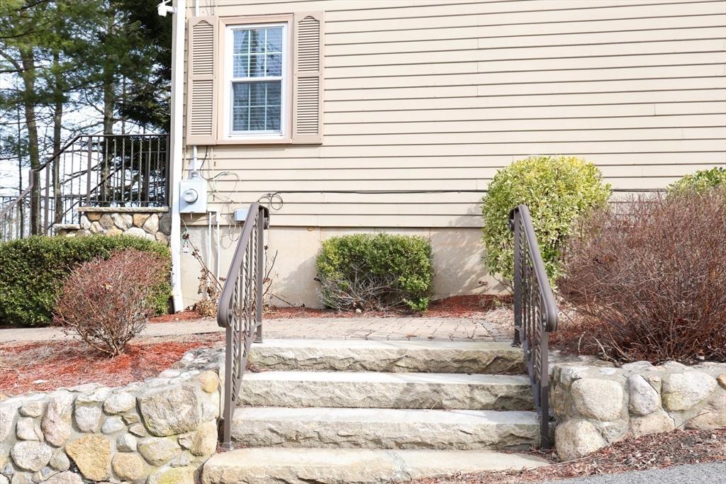 92 James Cir, Mashpee