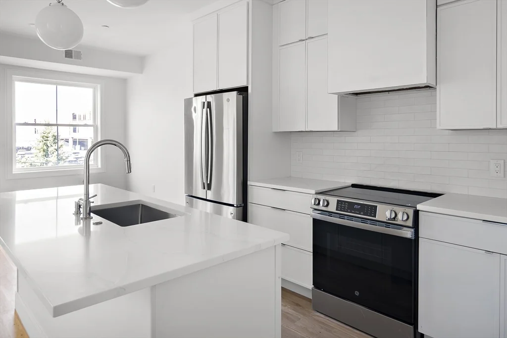 298 Maverick St, East Boston