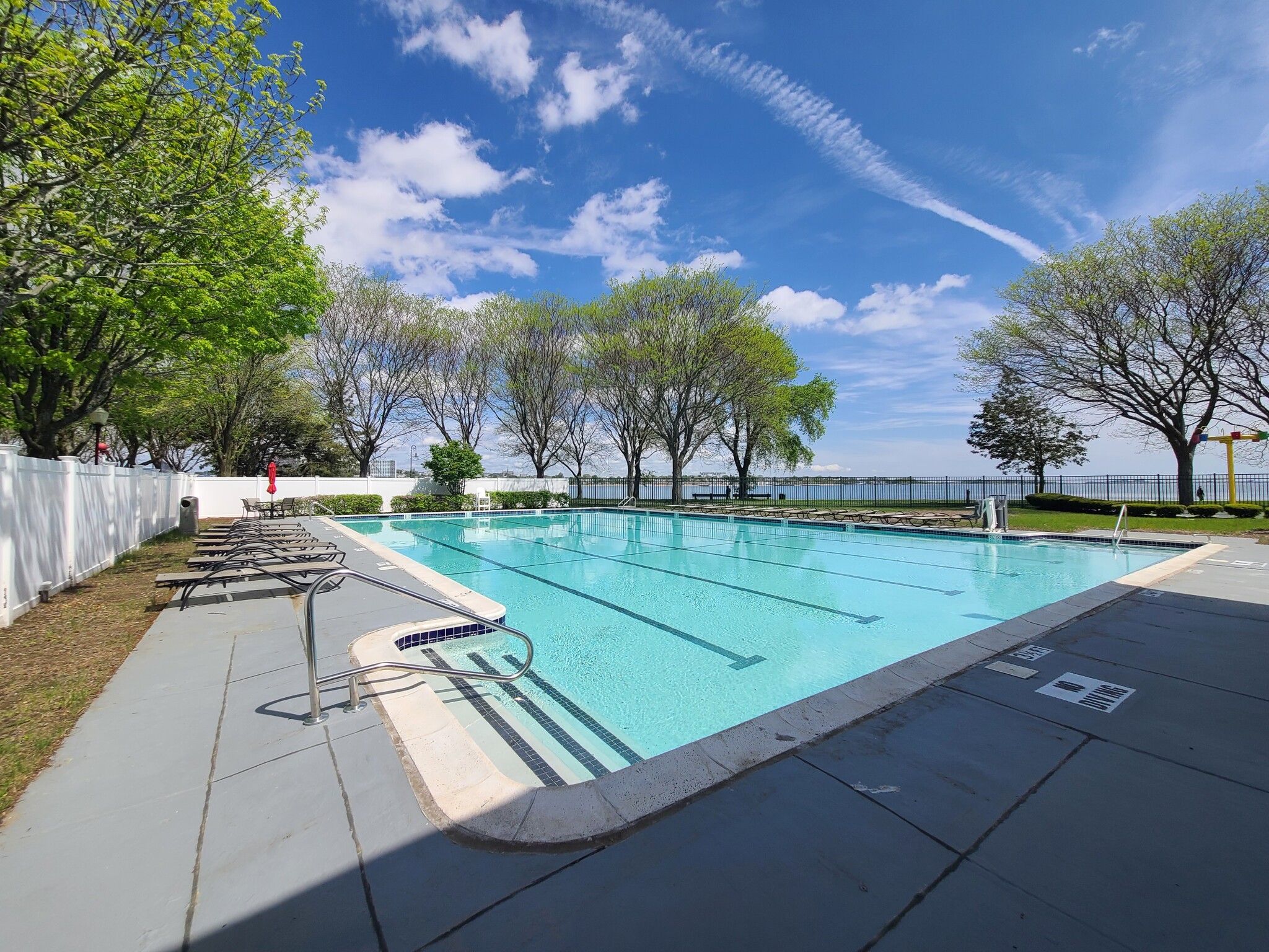 1 South Point Dr, Dorchester