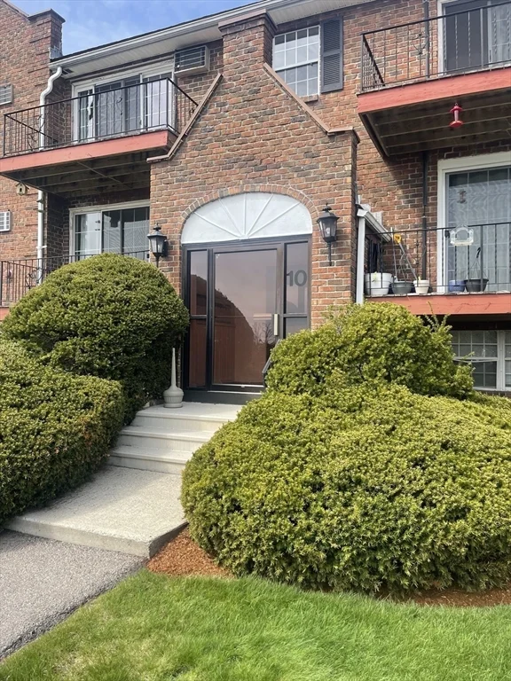 10 Williamsburg Ct, Shrewsbury