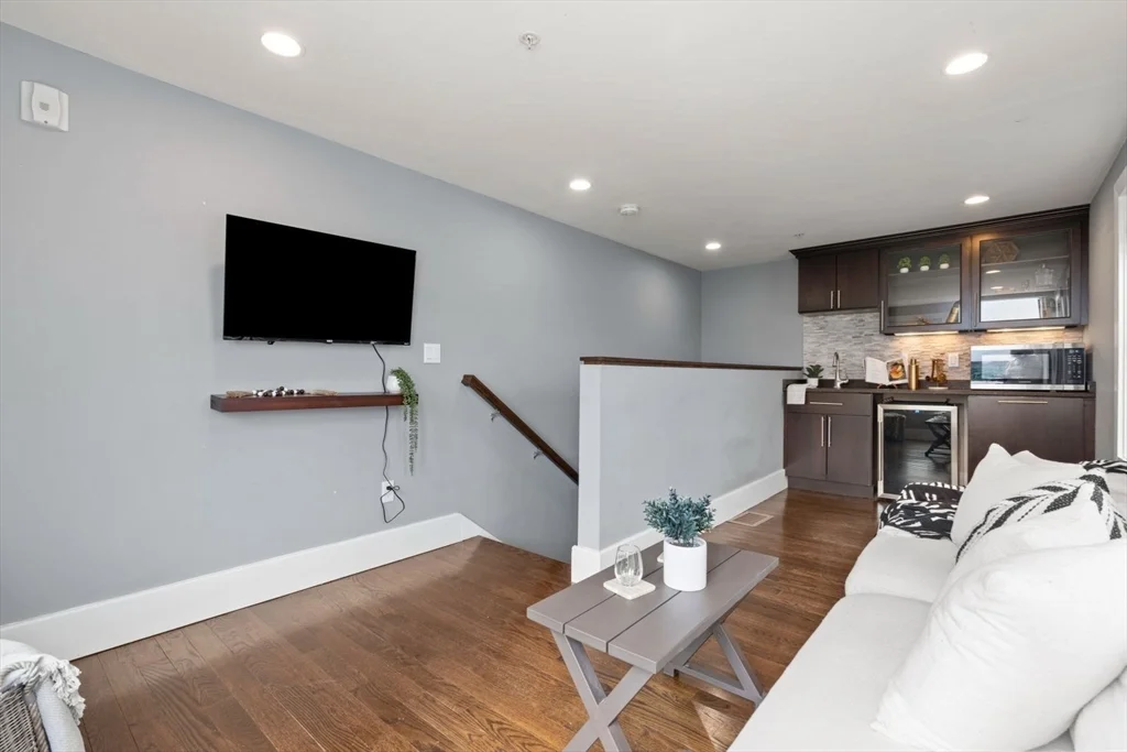 12 Mohawk St, South Boston