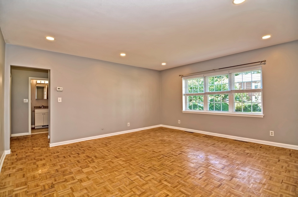 35 Lake Shore Ct, Brighton