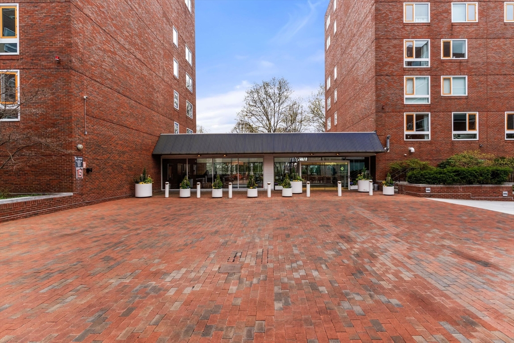 975 Memorial Dr, Harvard Square