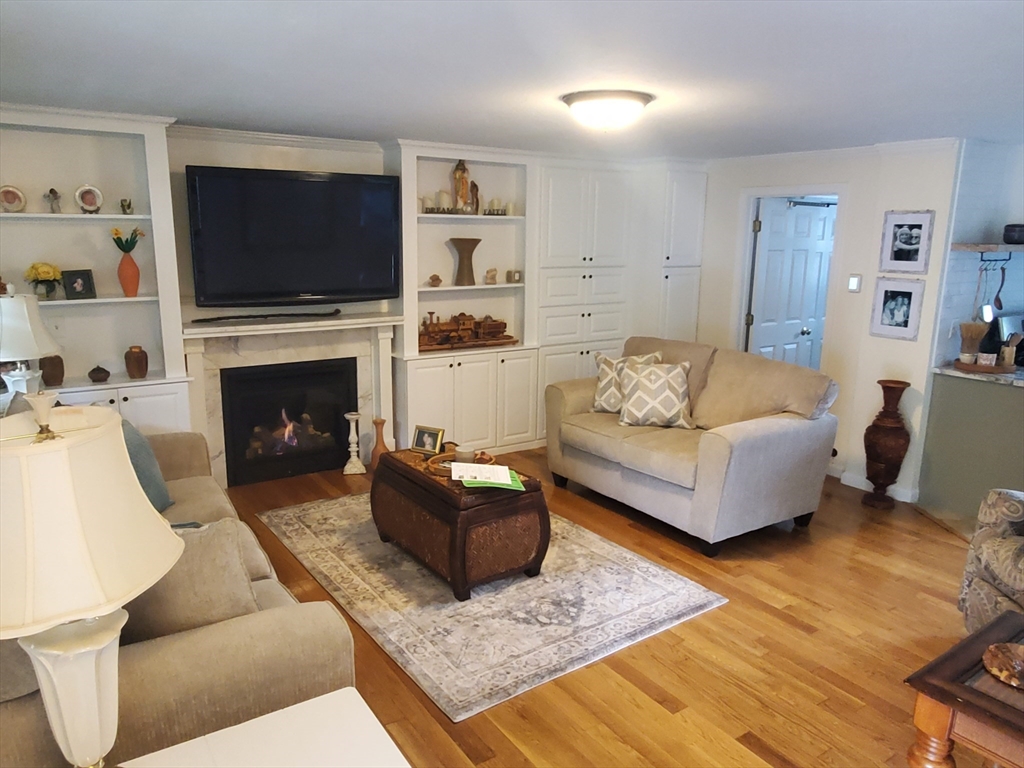 2 Valley Rd, Whitman