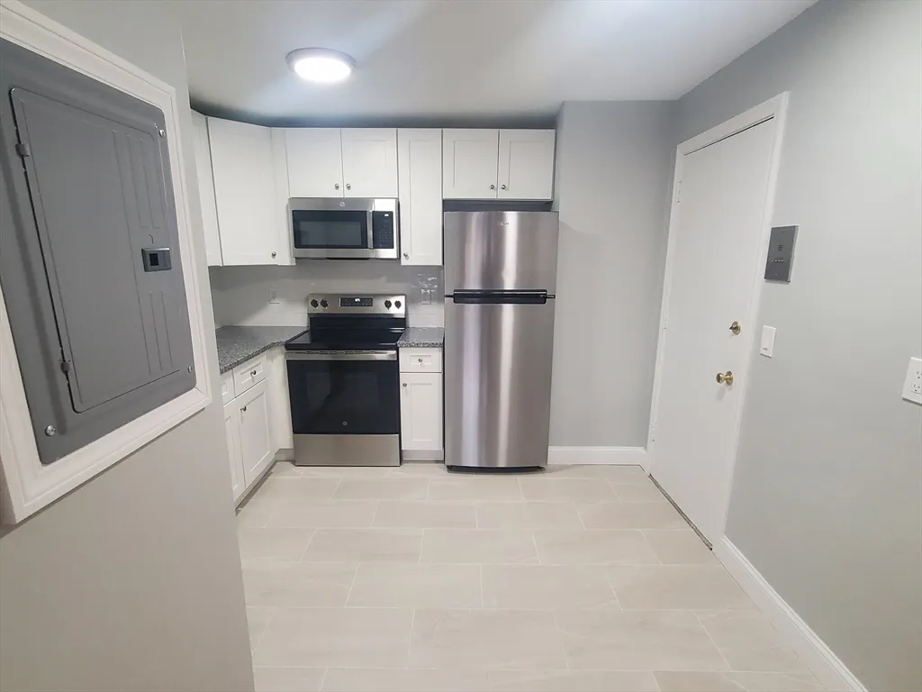 4 Oakcrest, Hyde Park