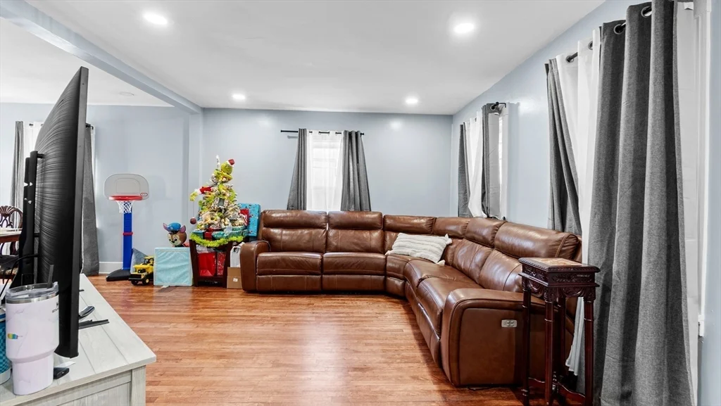 6 Crescent St, Whitinsville