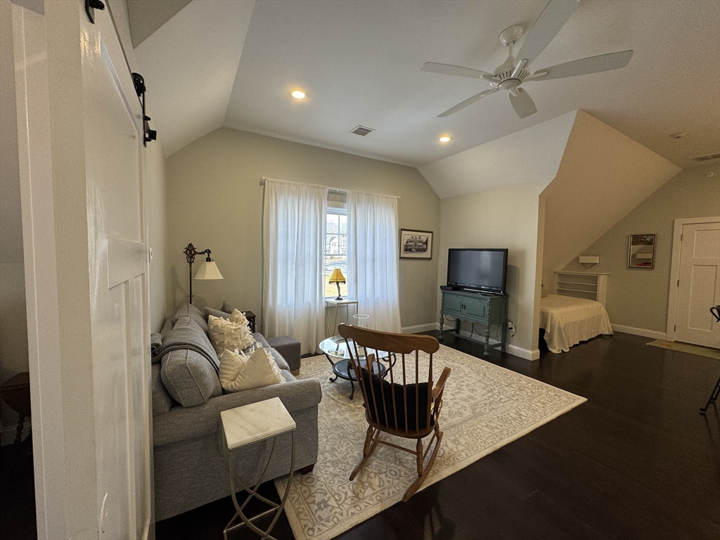 1037 Pleasant St, Bridgewater