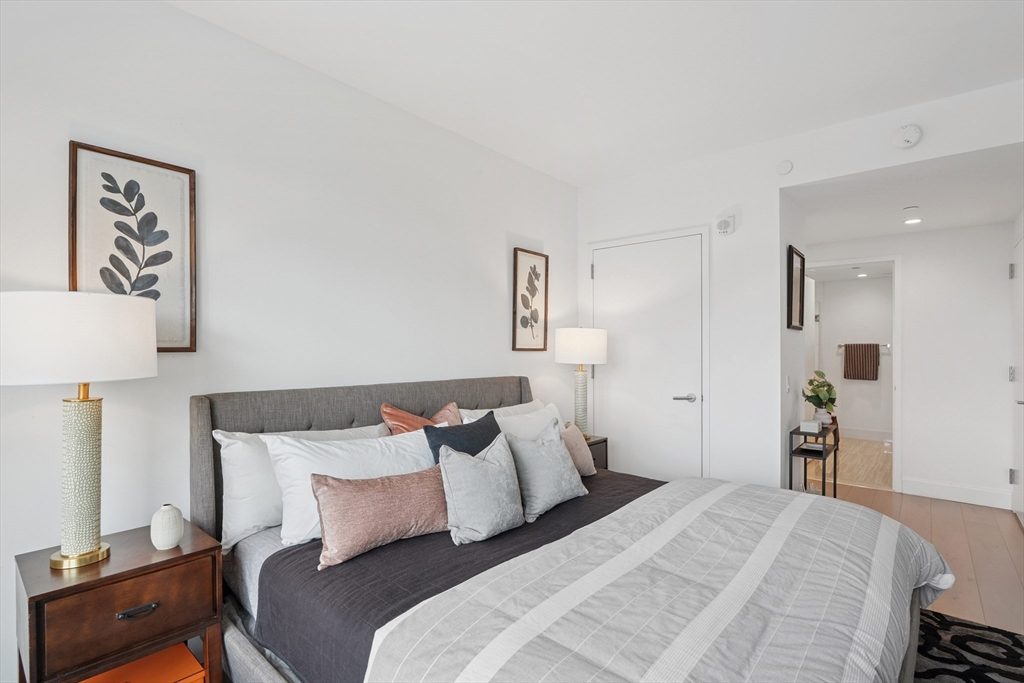 100 Lovejoy Wharf, Waterfront