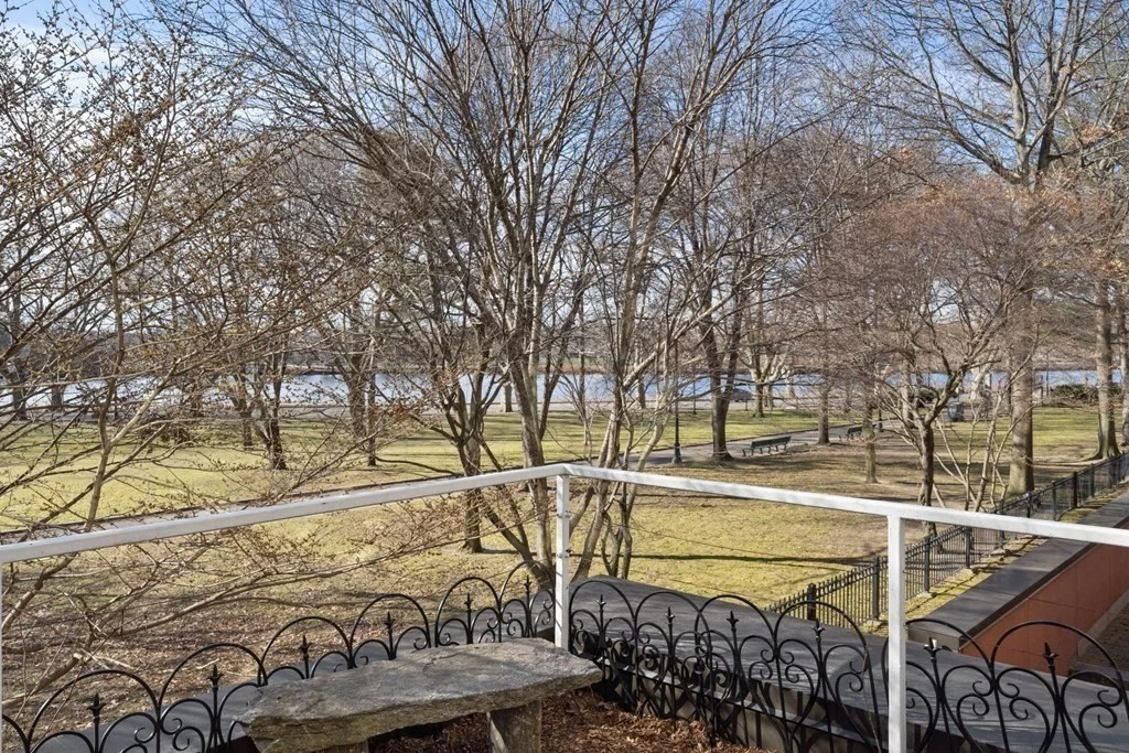 975 Memorial Dr, Harvard Square