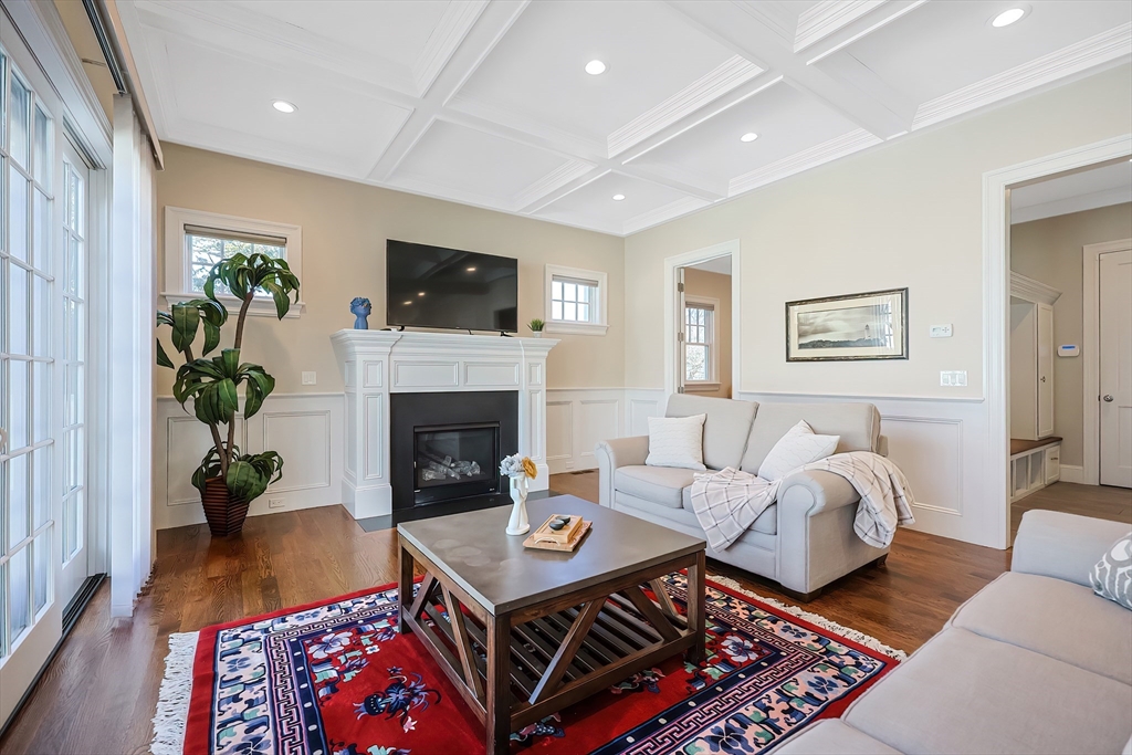 7 Marshall Rd, Wellesley