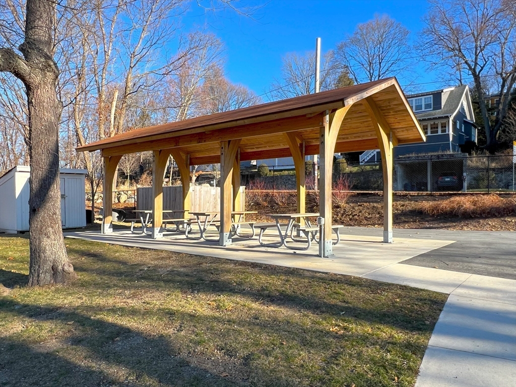 2 Colonial Village Dr, Arlington Heights