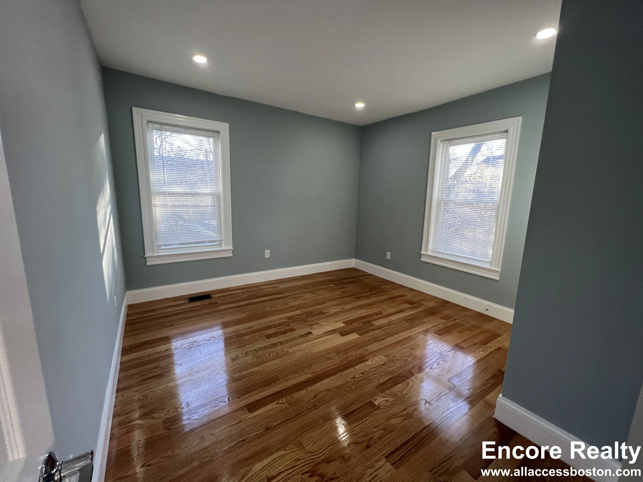 372 Oxford St, Ward Two