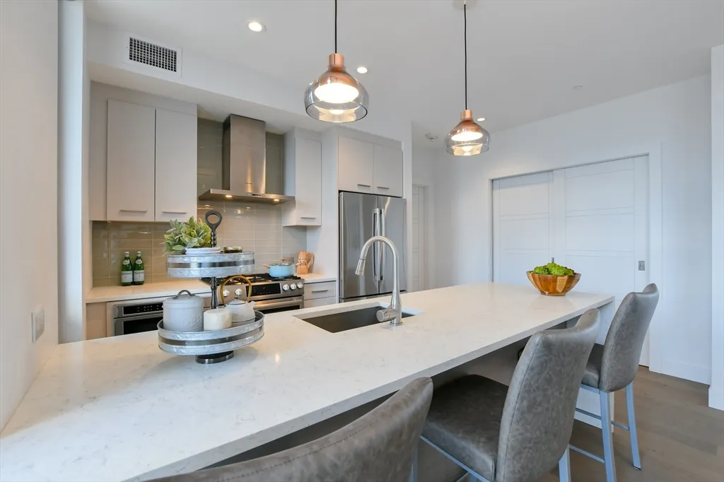 40 Traveler St, South End