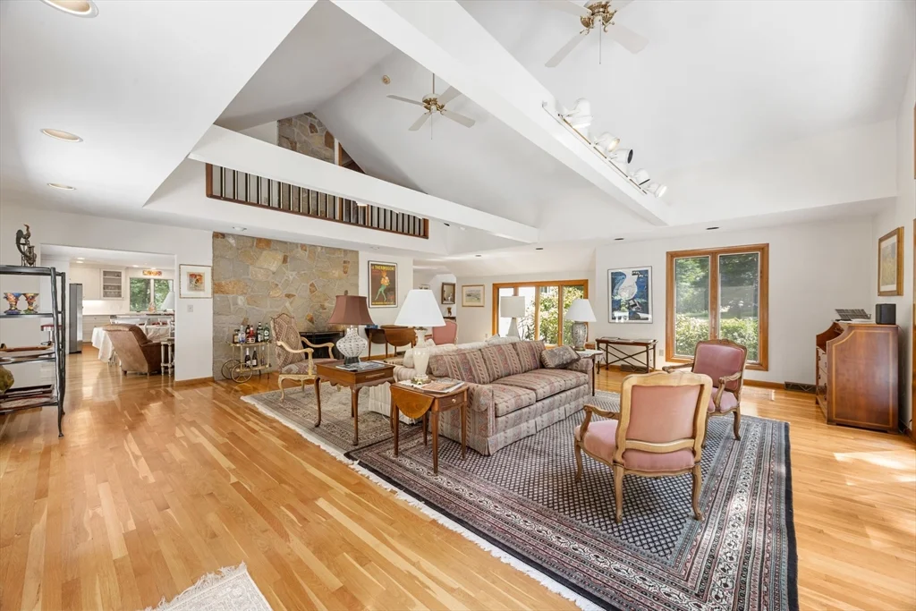 4 Crestview Ln, Milton