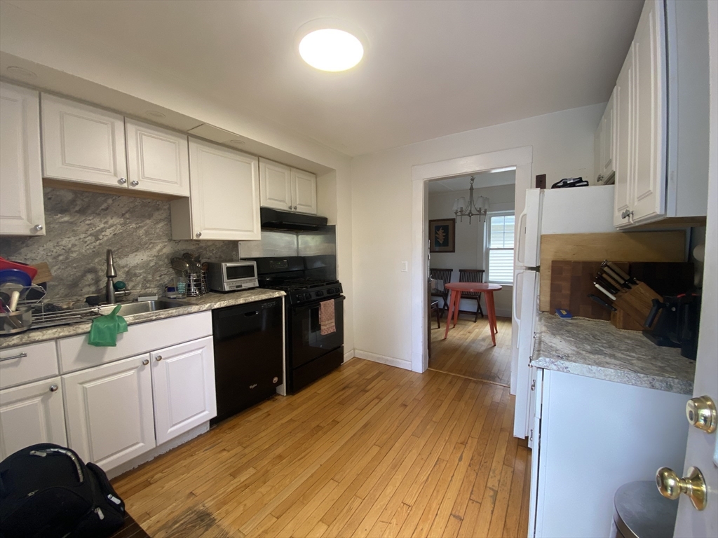 16 Stonecleve Rd, Wellesley