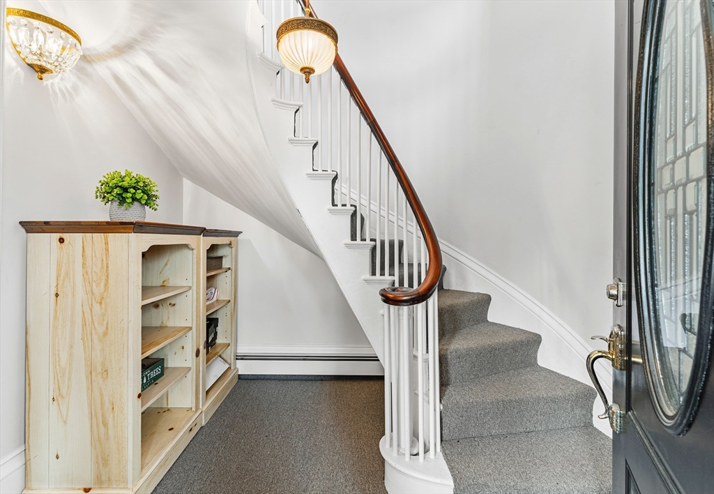 8 Ballard St, Saugus