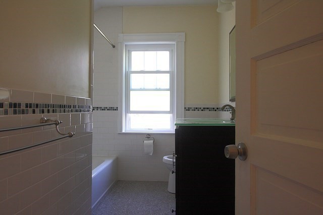 266 Lake Ave, Newton