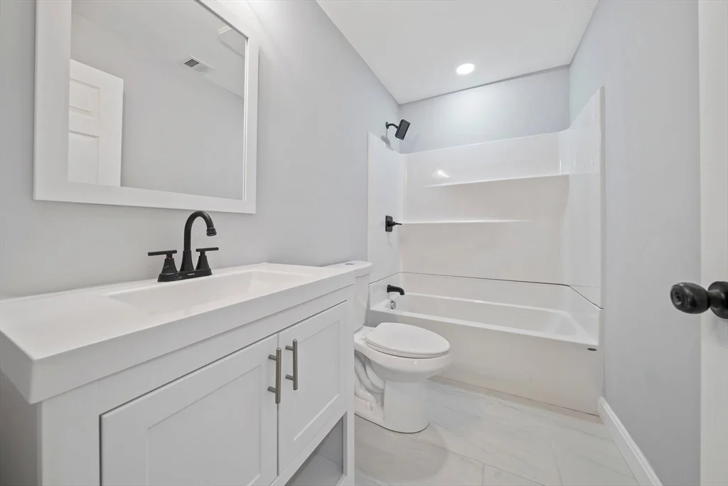 13 Broadway, Raynham Center