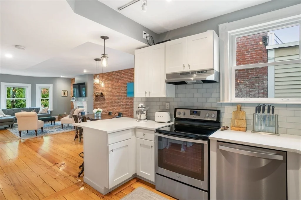 30 Oak St, Charlestown