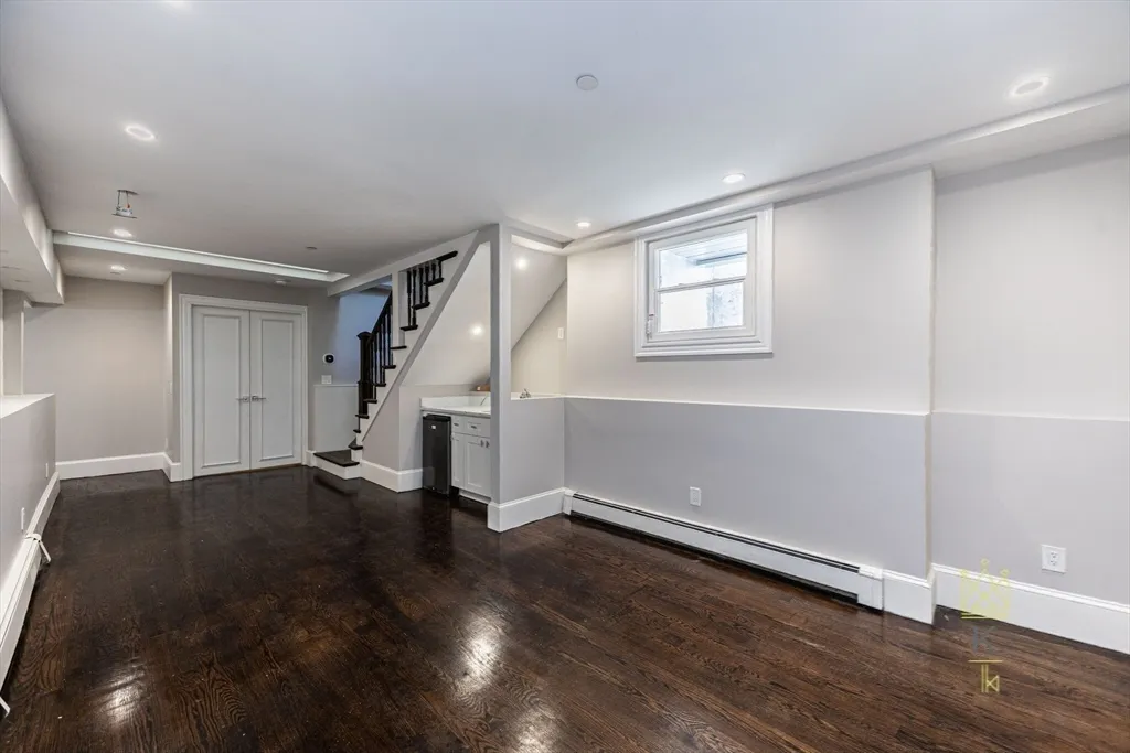 85 Regent St, Roxbury