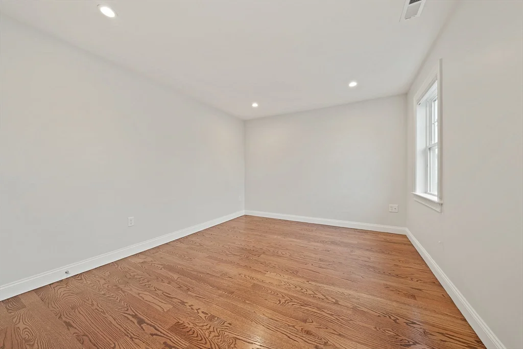 15 Lakeview Ave, Waltham