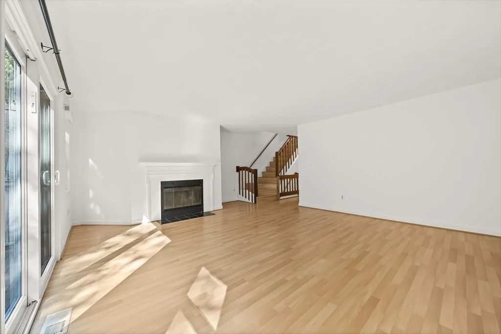 849 Boston Post Rd, E, Marlborough