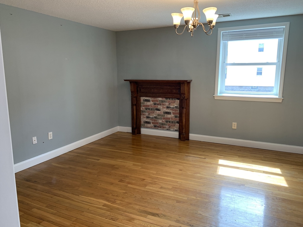 260 Fountain St, Fall River