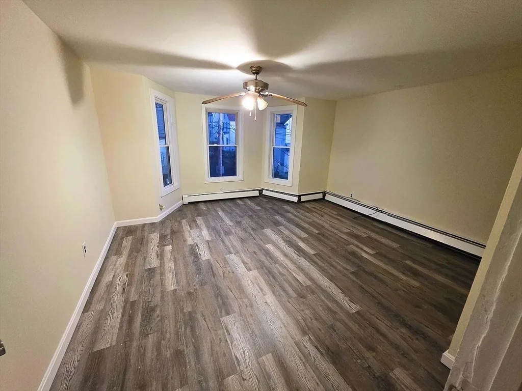 18 Barclay St, Lowell