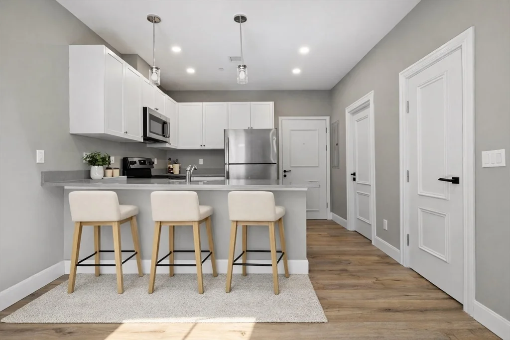 3 Burke Ln, Wellesley