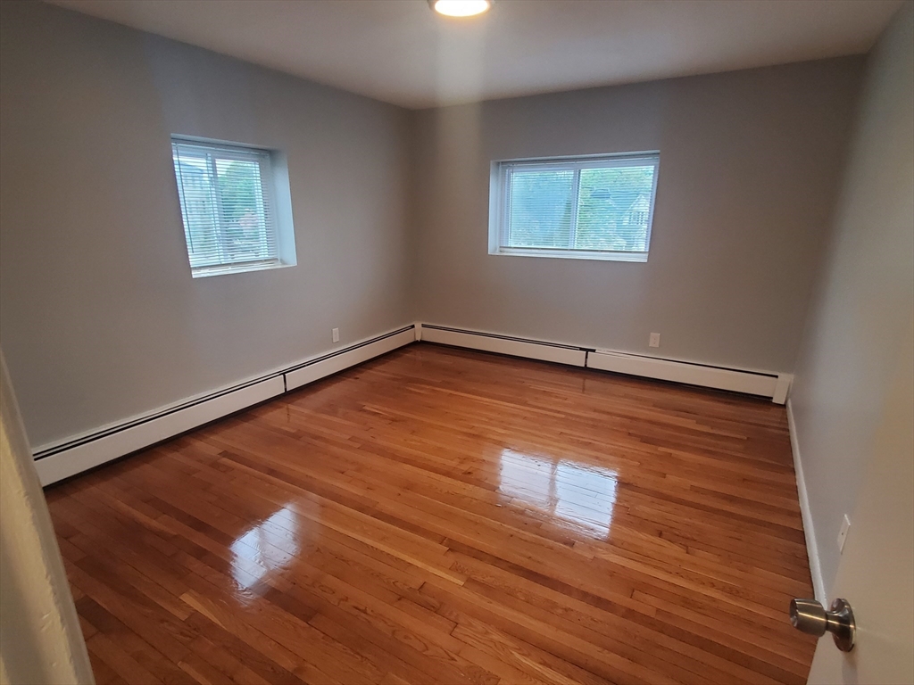 4 Oakcrest, Hyde Park