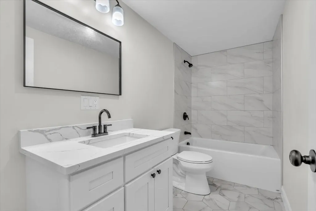 16-18 Peckham Ave, Brockton