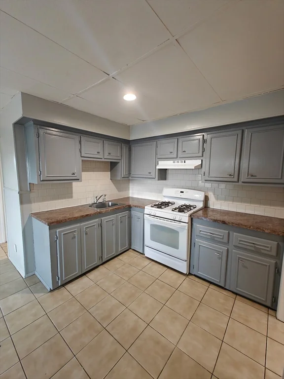 487 Fourth St, Fall River