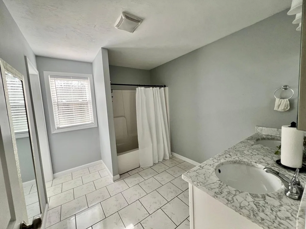 129 Quinapoxet St, Holden