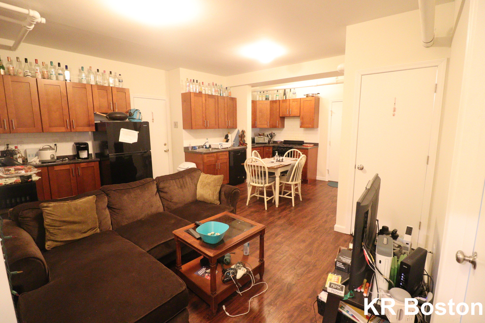 2 split bed, 1 bath apartment for rent at 8 Vinal St Unit 1., Brighton — photo 2 of 3