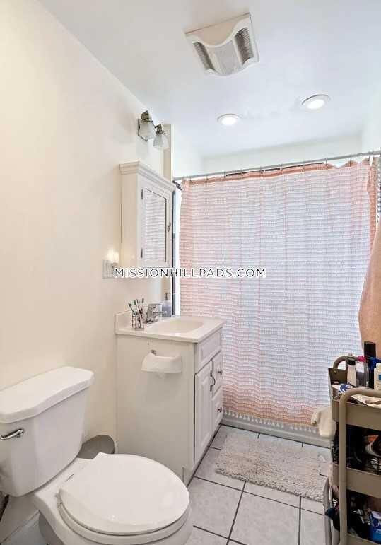 5 bed, 3 bath apartment for rent at 70 Hillside St Unit 3, Mission Hill — photo 8 of 11
