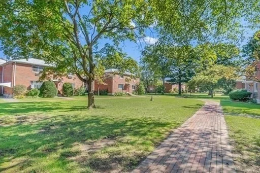 146 Bishop Dr, Framingham