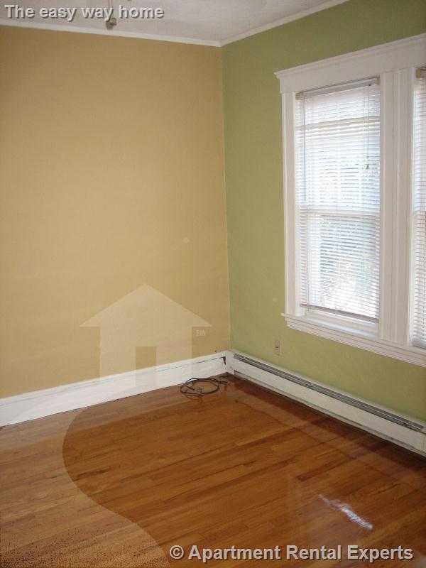 4 Goldsmith Ave, Tufts